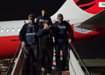 Vrau një taksist e plagosi disa të tjerë, ekstradohet nga Koreja e Jugut në Shqipëri: Shahini mbulon fytyrën me duart në pranga