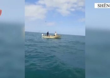 Emrat/ Mbetën të bllokuar në det për shkak të dallgëve, shpëtohen dy qytetarë në Shëngjin