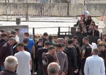 Lot e dhimbje në “Rrugën e Luleve” në Shkozë: 18-vjeçari përcillet në banesën e fundit, ishte djali i vetëm i familjes