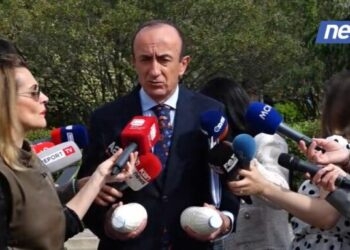 Dash Sula shkon në Kuvend me bidona me qumësht: Do t’i derdh te shkallët sepse…