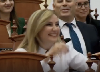 VIDEO/ Çfarë e ‘ngacmoi’ Tabakun, shpërthen në të qeshura gjatë seancës. Spiropali: Ju ka marrë malli për ne…!