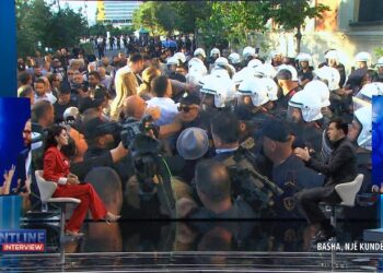 Tensione para bashkisë së Tiranës, protestuesit përplasen me policët, i hedhin gardhin metalik. Basha: Tejkalimi i gjërave…!