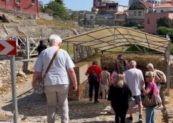 Turistët mbushin Durrësin për detin dhe arkeologjinë