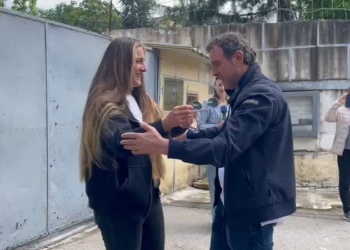 VIDEO/ “Mbaroi o jeta ime!”! Përfitoi nga Amnistia, lirohet nga qelitë e burgut edhe një vajzë! Mes lotësh takohet me të atin
