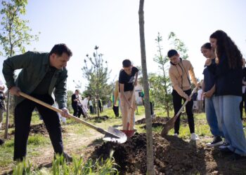 Nxënësit e shkollës “Andrea Stefani” i bashkohen fushatës së mbjelljes, Veliaj: Po krijohen parqe të reja në kryeqytet; së shpejti, nis puna për Terminalin e ri Verior