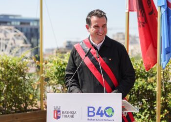 Betohen 8 shtetas të rinj, Veliaj: Pema me kokrra gjuhet me gurë e molotov. Kur e kemi mendjen te puna dhe jo te dhuna, krijojmë histori suksesi