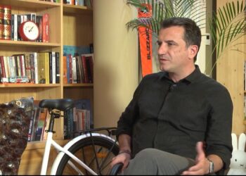 Rithemelimi protestë ditën e Këshillit Bashkiak, Veliaj: Mos u bëni gazi i botës, mos bllokoni dhënien e titullit “Qytetar Nderi” për Ali Ahmetin dhe ndihmën ekonomike