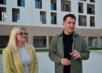 Veliaj inspekton punimet në pallatet e reja në Kombinat: Në 2025 mbyllim rindërtimin; kur lejohemi të punojmë, bëjmë gjëra të mrekullueshme