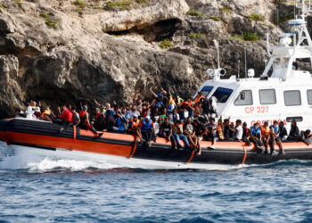 Mbytet anija në detin Mesdhe, të paktën 45 emigrantë rezultojnë të zhdukur