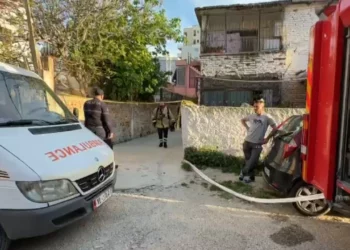 Trishtuese/ Përfshihet nga flakët banesa në Vlorë, ndërron jetë i moshuari 75 vjeçar
