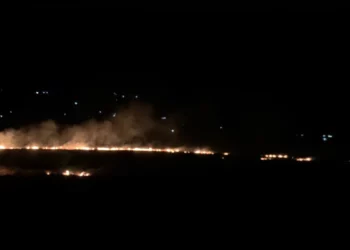 Vatër e madhe zjarri në Bulqizë, flakët rrezikojnë një banesë