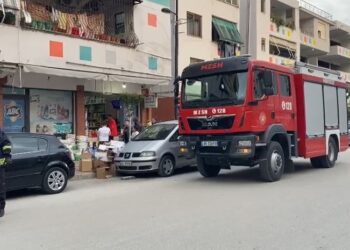 Fier/ Mbeti e bllokuar në banesë, shërbimi zjarrfikës ndërhyn për të shpëtuar të moshuarën që jetonte e vetme