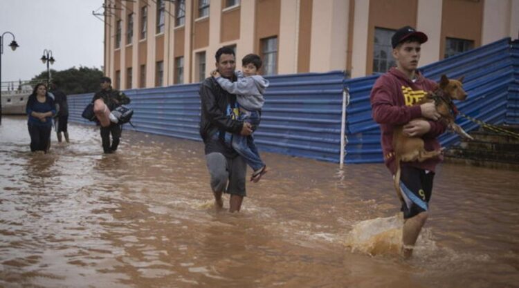 Mbi 70 persona të vdekur/Pamje apokaliptike nga Brazili, lumenjtë dhe balta rrafshojnë sipërfaqe të tëra