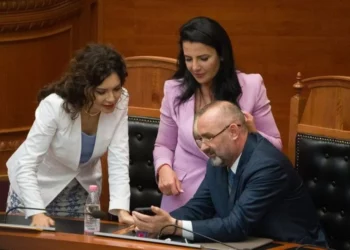 Çfarë po i tregon Manja në telefon Ballukut e Spiropalit? Momentet pikante nga seanca e Kuvendit