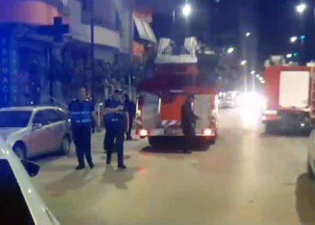 Fier/Bllokohet në katin e 7 të banesës i mituri, zjarrfikësit dhe Policia ndërhynë për hapjen e derës