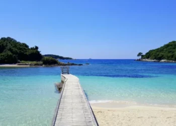 “Mirror”: Turistët dynden në Shqipëri, destinacionin me ujëra të pastër kristal dhe resorte mahnitëse