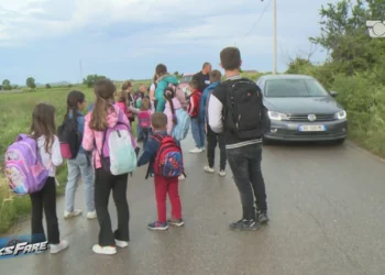 Vuajtje për t’u arsimuar, fëmijët ecin në këmbë 3 orë për të shkuar në shkollë