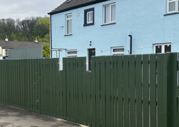 E rëndë në Irlandën e Veriut, një i ri gjendet i gozhduar në një gardh me një gozhdë në secilën dorë