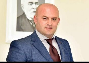 Video-montazhi i Rithemelimit / Kryebashkiaku i Librazhdit nuk tha kurrë se 7000 shqiptarë u nisën drejt Athinës