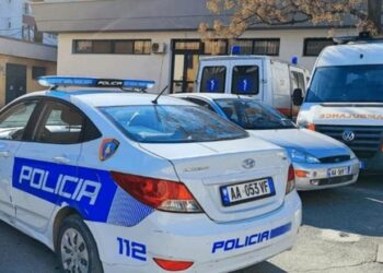 Tiranë/ Pranga 18-vjeçarit, posedonte lëndë narkotike dhe mbante armë zjarri pa leje