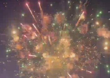 Vlora çel zyrtarisht sezonin turistik me spektakël fishekzjarresh