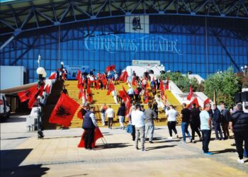 GALERI / Me flamuj kuqezi, shqiptarët nisin të mblidhen për të pritur Ramën në Athinë