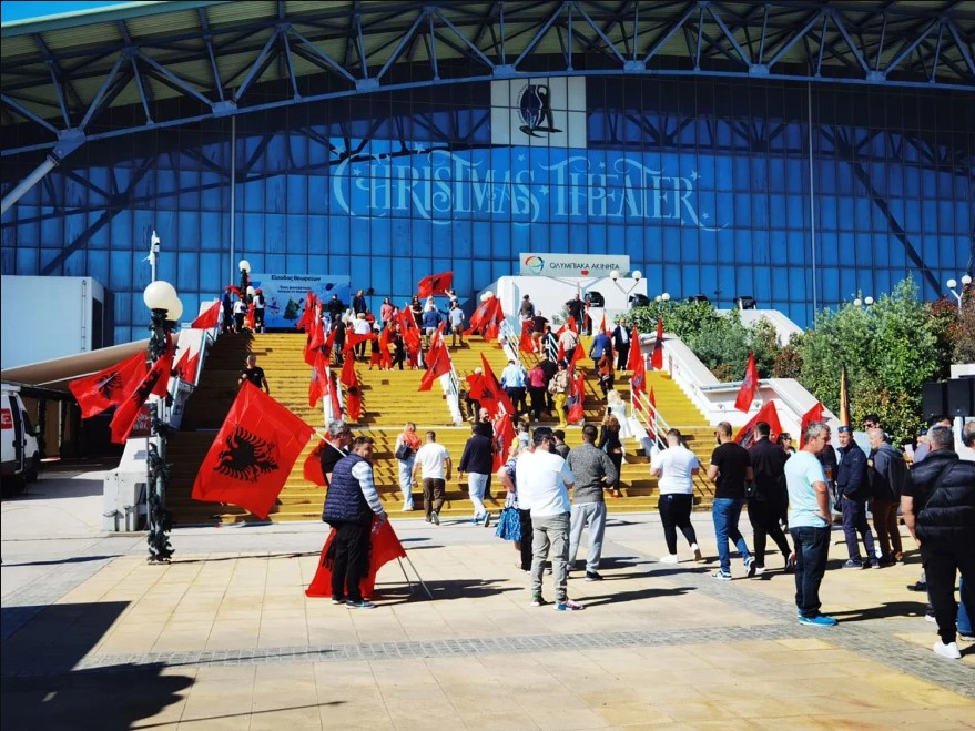 GALERI / Me flamuj kuqezi, shqiptarët nisin të mblidhen për të pritur Ramën në Athinë