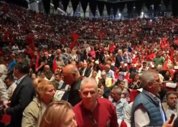 Takimi me shqiptarët në Athinë, veç kryeministrit, ja emrat e zyrtarëve që do të mbajnë fjalim në stadiumin ‘Galatsi’