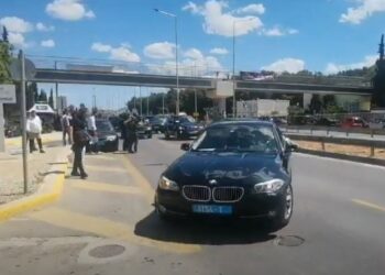 VIDEO/ Me makinë të blinduar, mediat greke publikojnë momentin kur Rama mbërrin në stadium