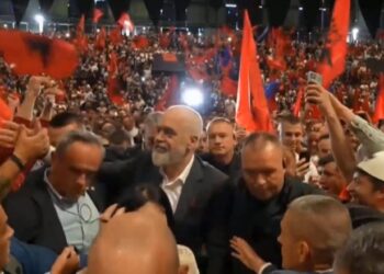 Stadiumi i mbushur plot, mbërrin Rama! Shqiptarët e presin me ovacione, takimi nis me himnin kombëtar