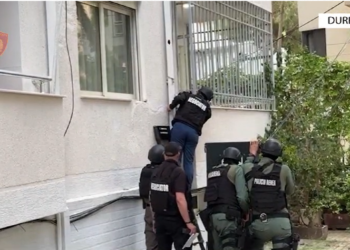 E rëndë në Durrës, 40-vjeçari mban peng dy fëmijët e tij dhe qëllon RENEA-n me armë