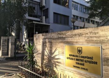 Goditi bashkëshorten me thikë, por shpreh pendesë\ Gjykata e Tiranës lë në burg 52-vjeçarin Jakup Shahu!