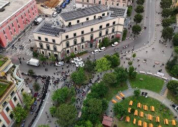 FOTOLAJM / Tkurret protesta para Bashkisë, edhe militantët braktisin Berishën e Metën
