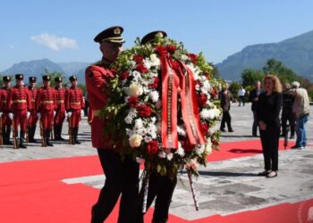 Presidenti Begaj nderon kujtimin e Dëshmorëve: E deshën Atdheun më shumë se jetën