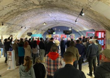 FOTOT/ Ish-depo e ushtrisë në Belsh transformohet në galerinë “Dy Botët”, ideatori Helidon Haliti: Një muze arti dhe një destinacion më shumë për turistët