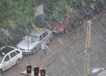 VIDEO / Kapriçot e motit, breshëri “zbardh” Elbasanin, dëmton edhe automjetet