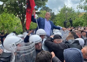 Gazetari vë në siklet Blushin: I the Berishës tradhtar kur i shiti detin Greqisë, tani punon për të. Si u shite?