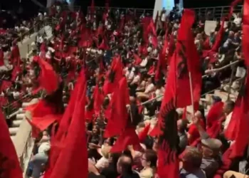 VIDEO/Shqiptarët mbushin stadiumin Galatsi në Athinë, me muzikë dhe flamuj presin kryeministrin Rama