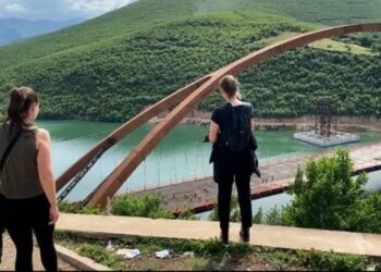 Gjermanet Alisa e Anika rreth e qark Veriut: Eksperiencë unike në malet tuaja!