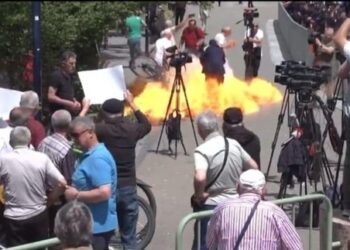 U hodhi molotov gazetarëve, arrestohet për vrasje të mbetur në tentativë militanti i Berishës