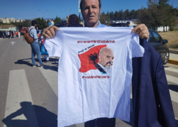 ‘Mirëseerdhe!’ Shqiptarët presin Ramën, bluza me posterin e kryeministrit: Krenar për Shqipërinë