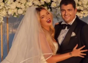 FOTOT/ “Çmendem për ty më shumë se ditën e parë”, dedikimi romantik i Rezarta Shkurtës për Ermal Hoxhën në 18-vjetorin e lidhjes