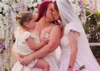 Në vend që t’i rrinë mu**t përsipër, dalin e bëjnë dhe shfaqje e kuturbojnë dynjanë