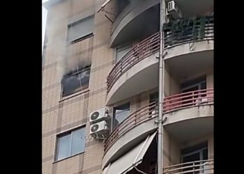 VIDEO: Përfshihet nga flakët apartamenti në katin e 9-të të një pallati në Astir