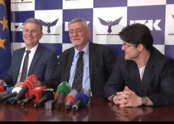 Batuta dhe të qeshura në konferencën e Shehit: Vendin tani e mësuat, këtë barakën kemi…