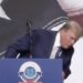 VIDEO / Trump pengohet gjatë fjalimit dhe fajëson ndërtuesit e skenës: Si çdo gjë majtas…