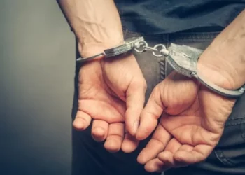 Dhunoi me mjete të forta dhe kanosi me sëpatë një 26-vjeçar në Durrës, arrestohet