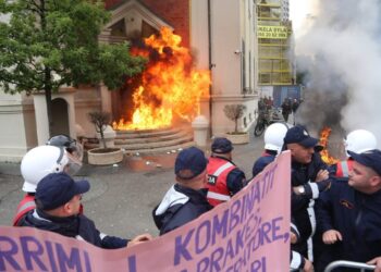 Protesta e opozitës te Bashkia e Tiranës, policia procedon tre persona