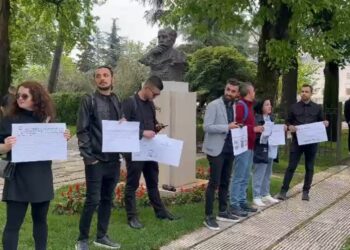 Gazetarët protestojnë në hyrjen e Kuvendit ndaj intimidimit nga politika