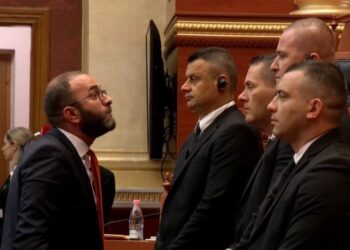 “Mbylle gojën o gore, se…”, Bardhi bllokon foltoren, përplaset me deputetin socialist